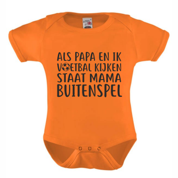 Als papa en ik voetbal kijken staat mama buitenspel